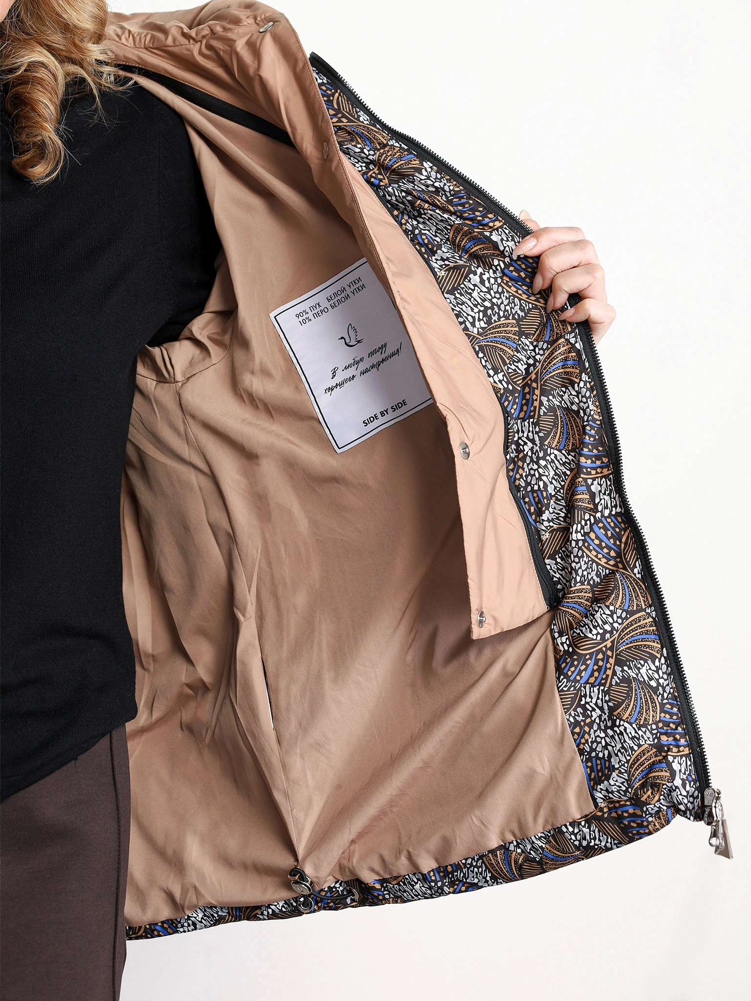 Пуховик с абстрактным принтом цвета мульти с капюшоном-манишкой